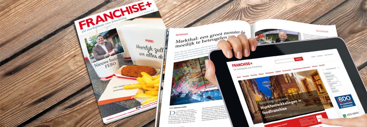 Franchise+ magazine met open pagina's en tablet met Franchise+ website op houten oppervlak.